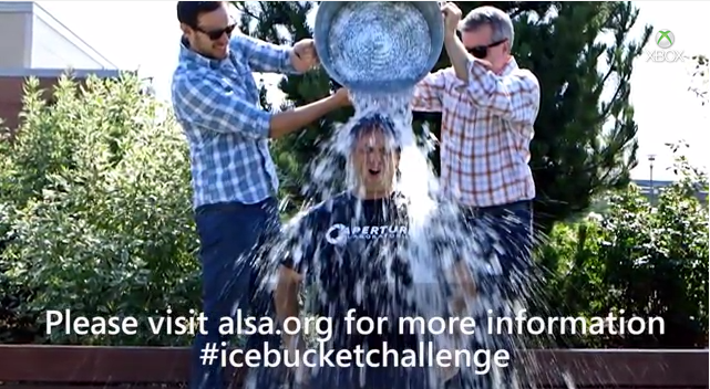 Phil Spencer accetta la sfida: un secchio di acqua ghiacciata per lui