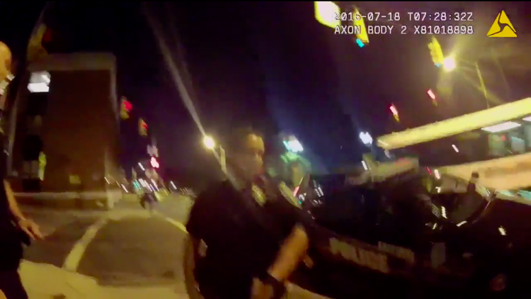 Tampona l’auto della polizia mentre gioca a Pokémon Go