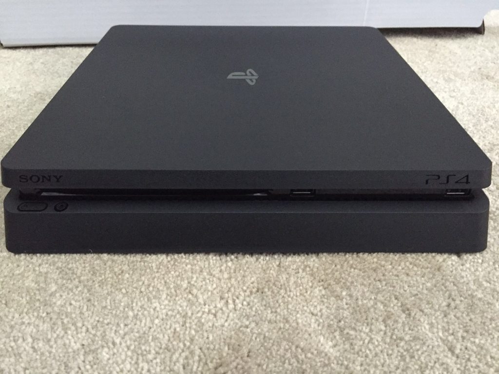 Playstation 4 Slim, rivelate le prime immagini [Aggiornamento]