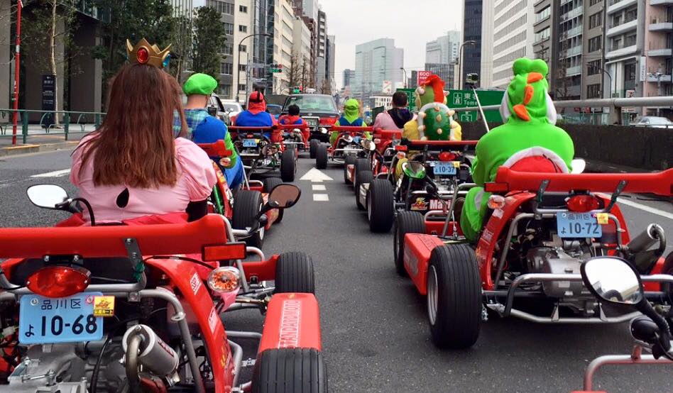 Hugh Jackman sorpreso da un real-life Mario Kart a Tokyo