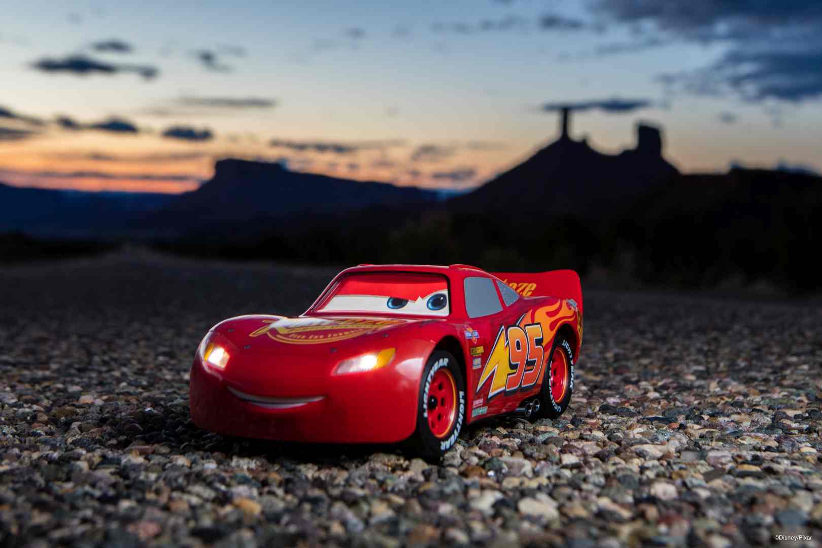 Маккуин. Молния Маквин. Lightning MCQUEEN cars Race. Lightning MCQUEEN real car