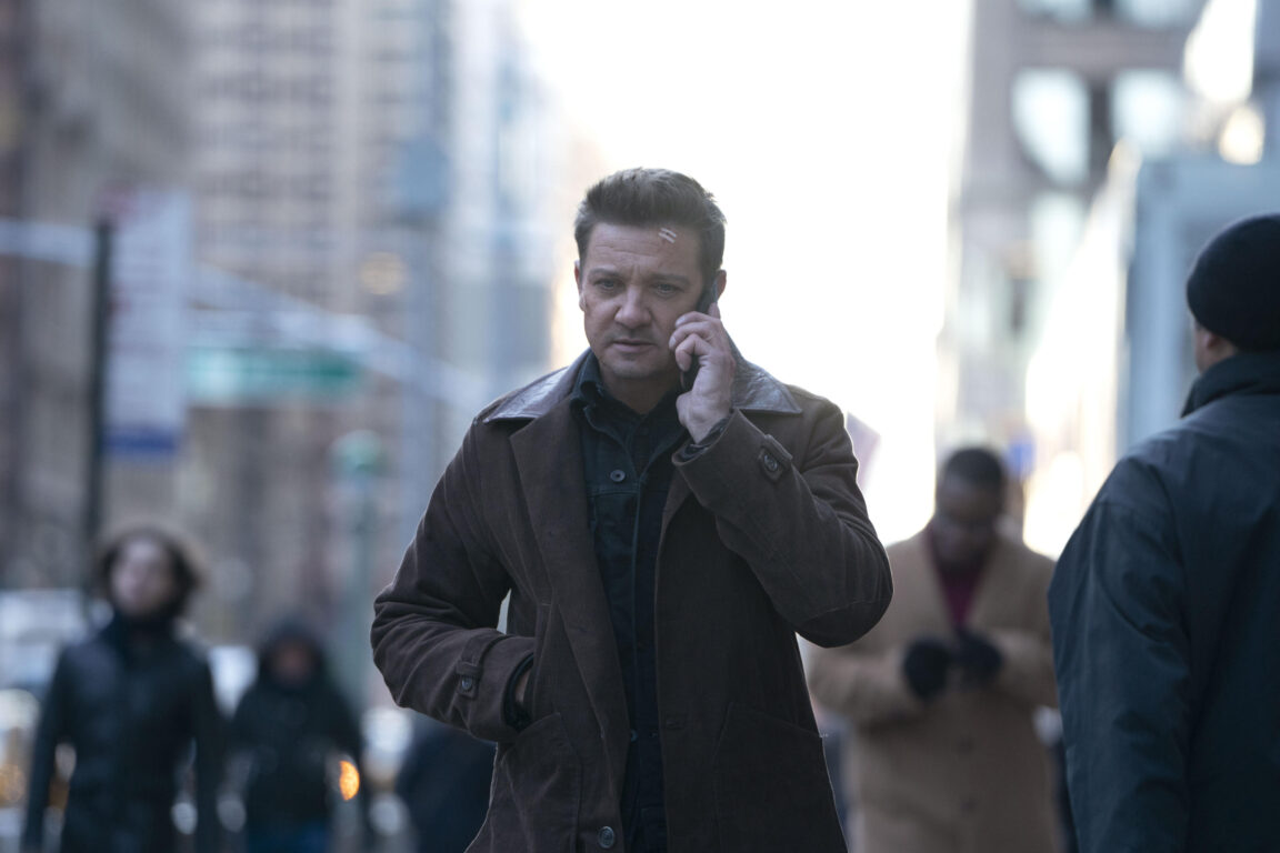 Jeremy Renner travolto dalla neve, è grave