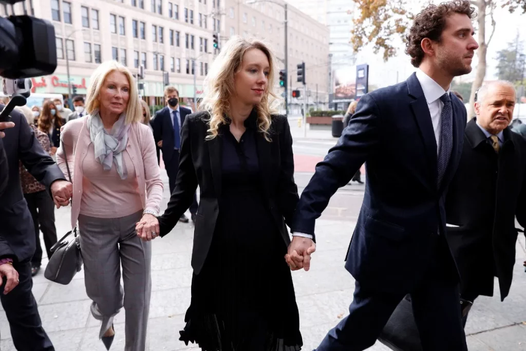 Elizabeth Holmes prima della sentenza di 11 anni