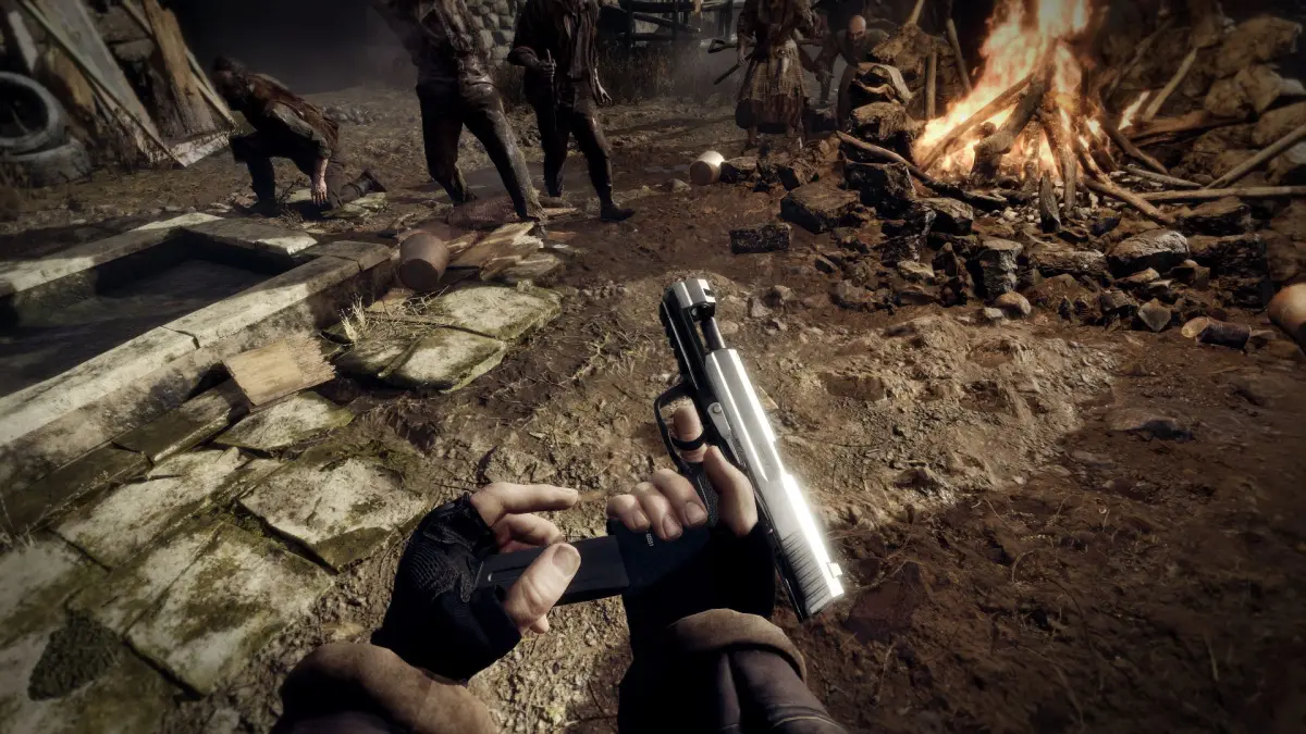 Resident Evil 4 Remake. Primo piano sulle mani di Leon che ricaricano la pistola. È circondato dai Ganados.
