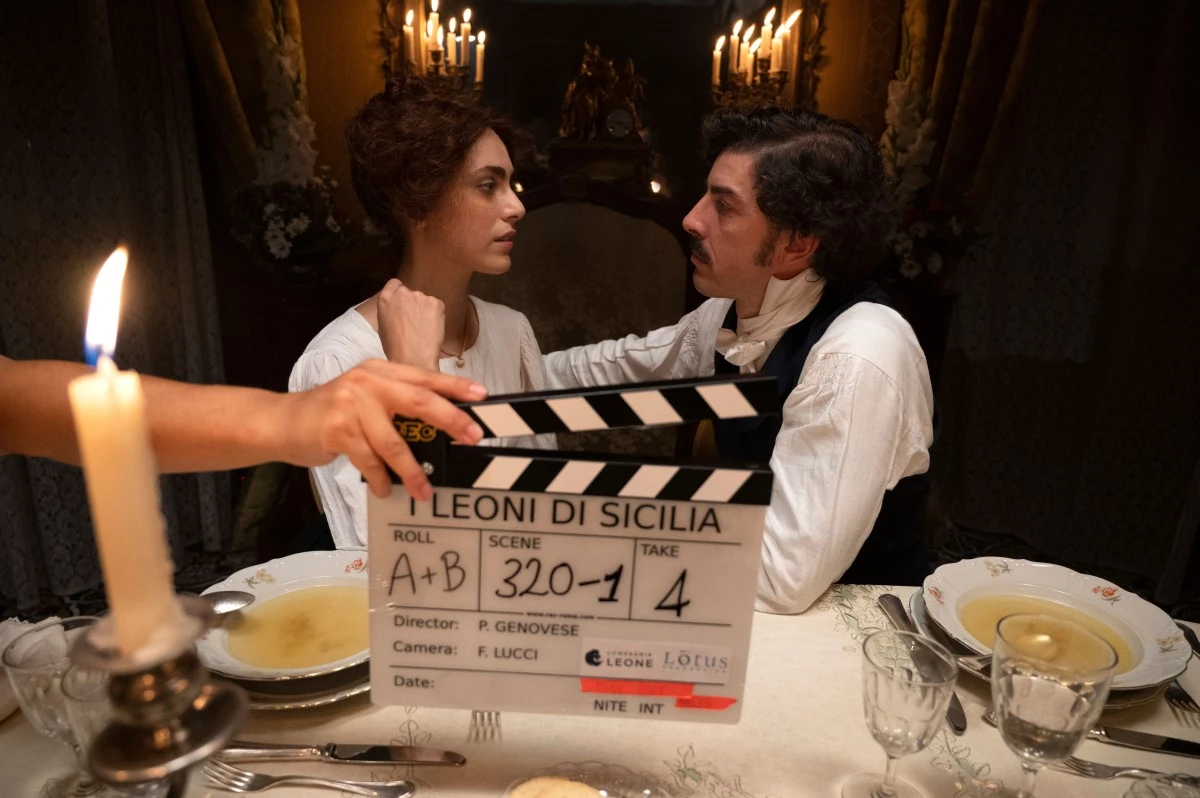 Miriam Leone e Michele Riondino nei panni di Giulia Portalupi e Vincenzo Florio nella serie "I Leoni di Sicilia"