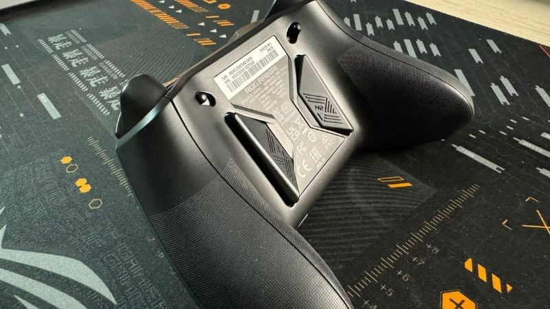 recensione rog raikiri gaming controller vista posteriore levette aggiuntive