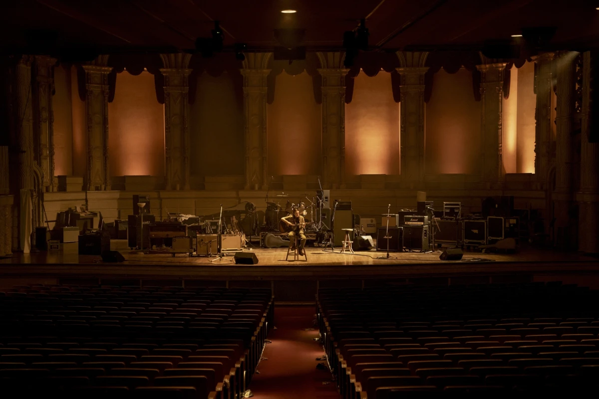 Nei momenti da sola, Ellie si lascia andare e entra in punta di piedi nelle parti di sé più piene di dolore