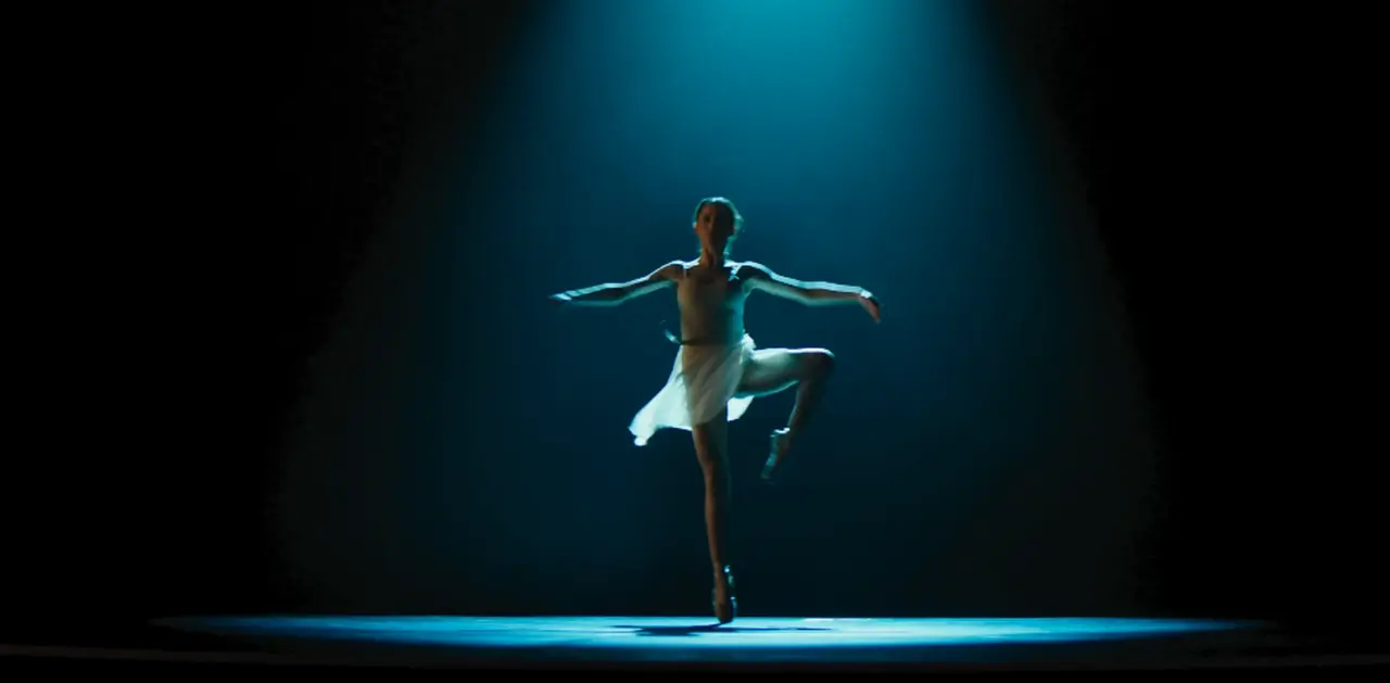 Eve che si allena nella danza