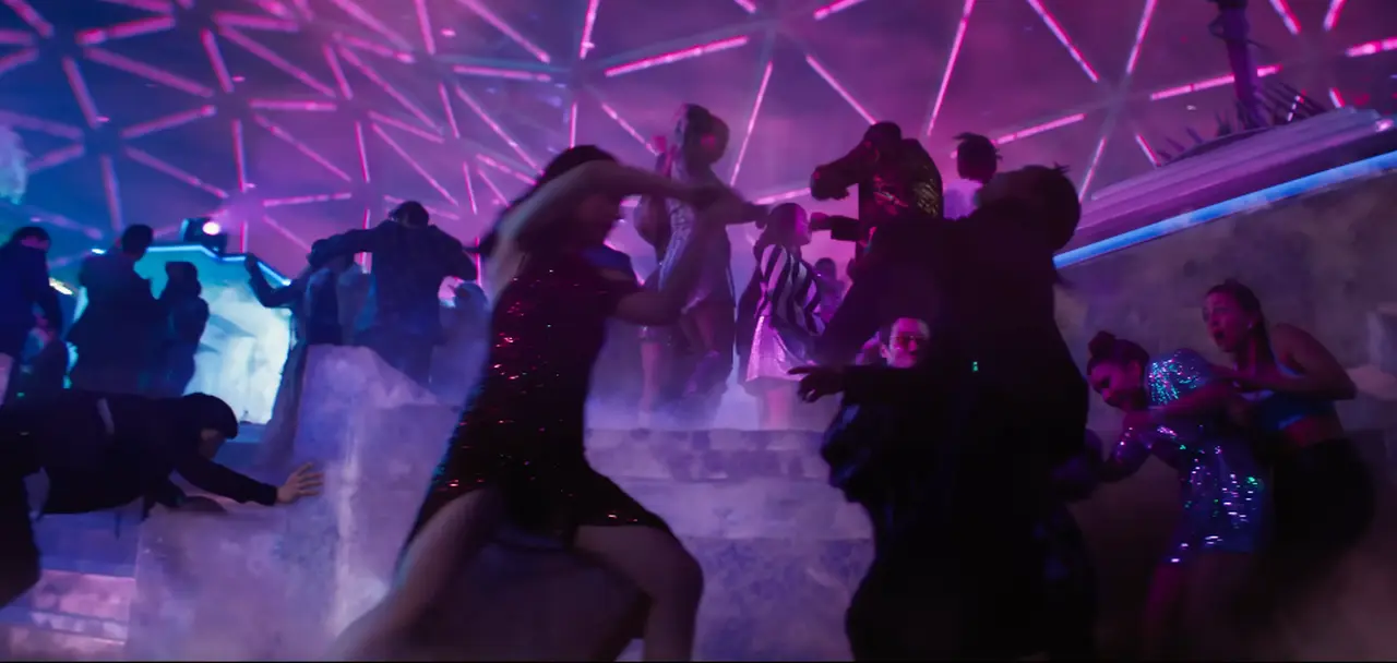 Eve mentre lotta in discoteca