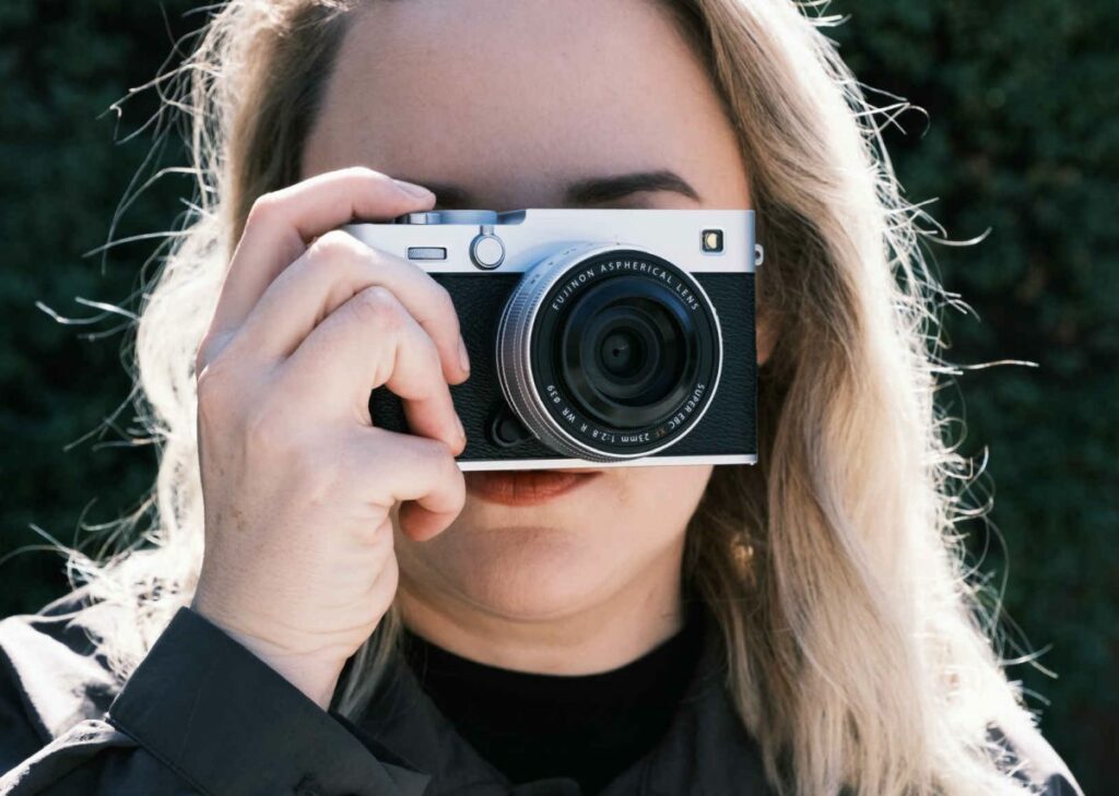 FUJIFILM X-E5: la nuova mirrorless compatta da 40MP con IBIS e design retrò - immagine dell'articolo