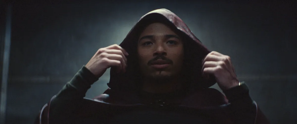 Hood è il cattivo di turno, ma ha un'umanità più efficace nel tradursi in compassione, almeno all'inizio