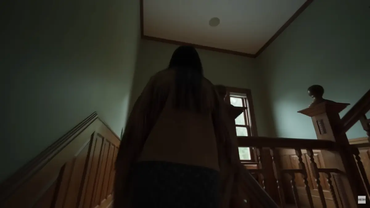 Presence Recensione la protagonista sale le scale