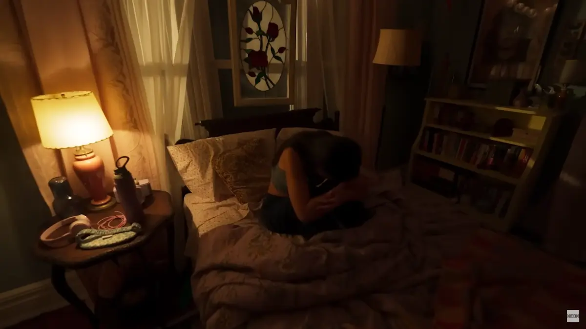 Presence Recensione la protagonista si dispera sul letto