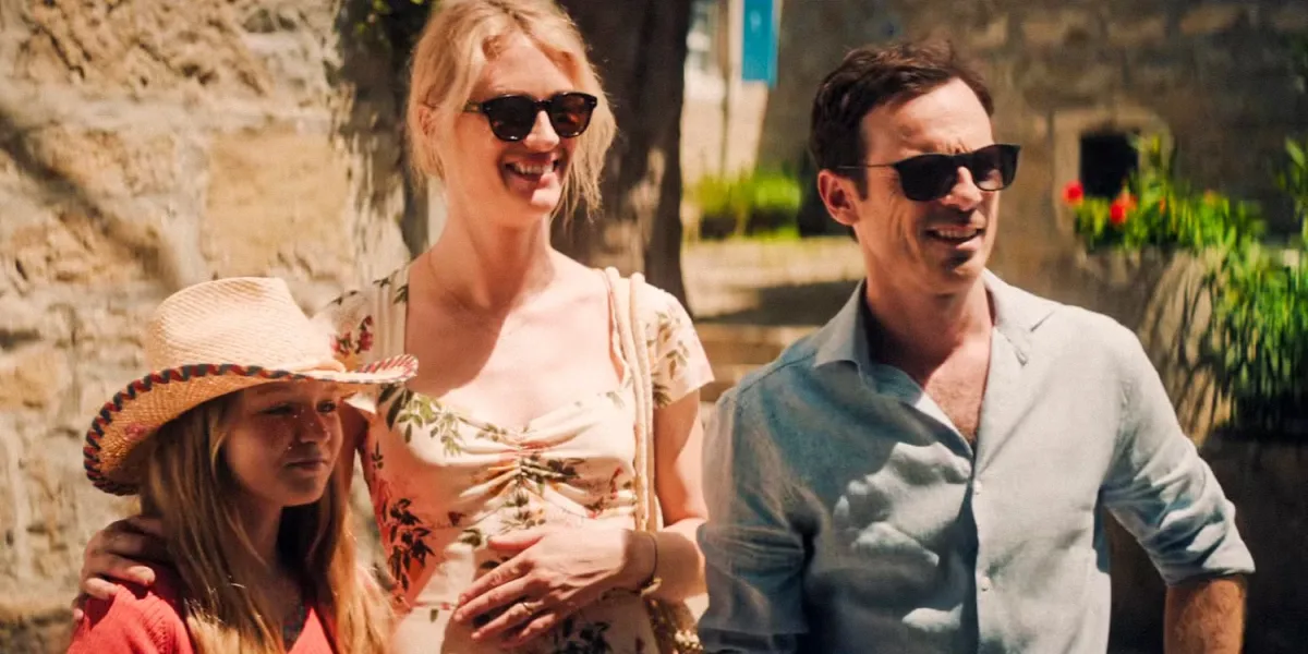 I colori ipersaturati dell'inizio vengono presto abbandonati per toni più naturali e desaturati