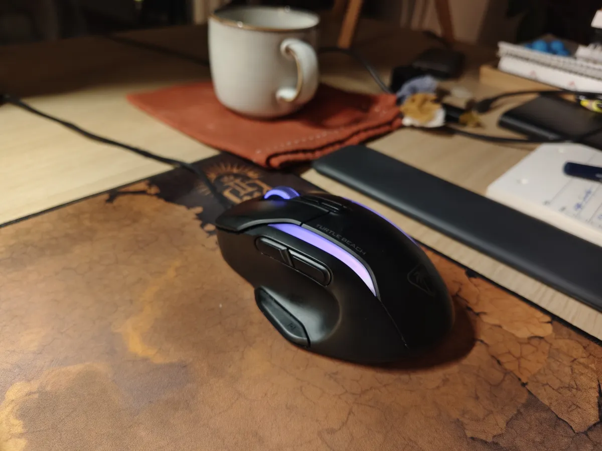 L'isolamento del soggetto, anche a distanze focali corte, è ben gestito e provoca minimi artefatti