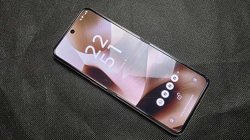 recensione motorola razr 60 ultra lo schermo e la piega