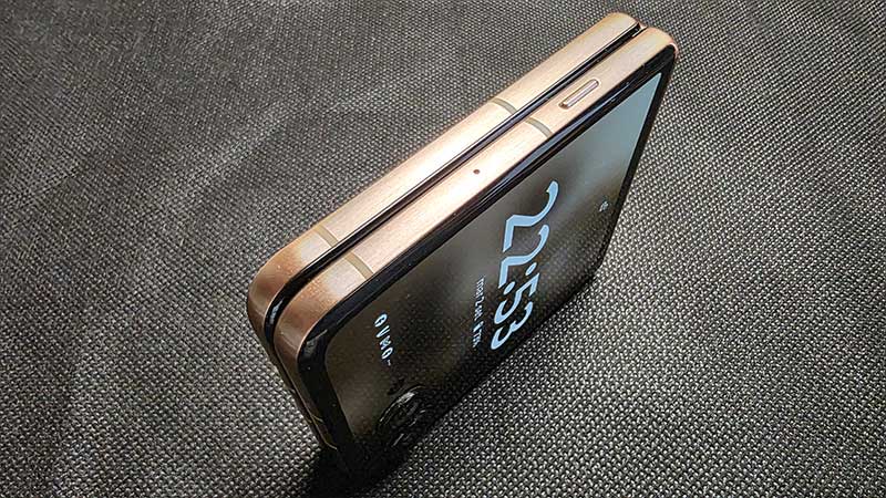 motorola razr 60 ultra lato