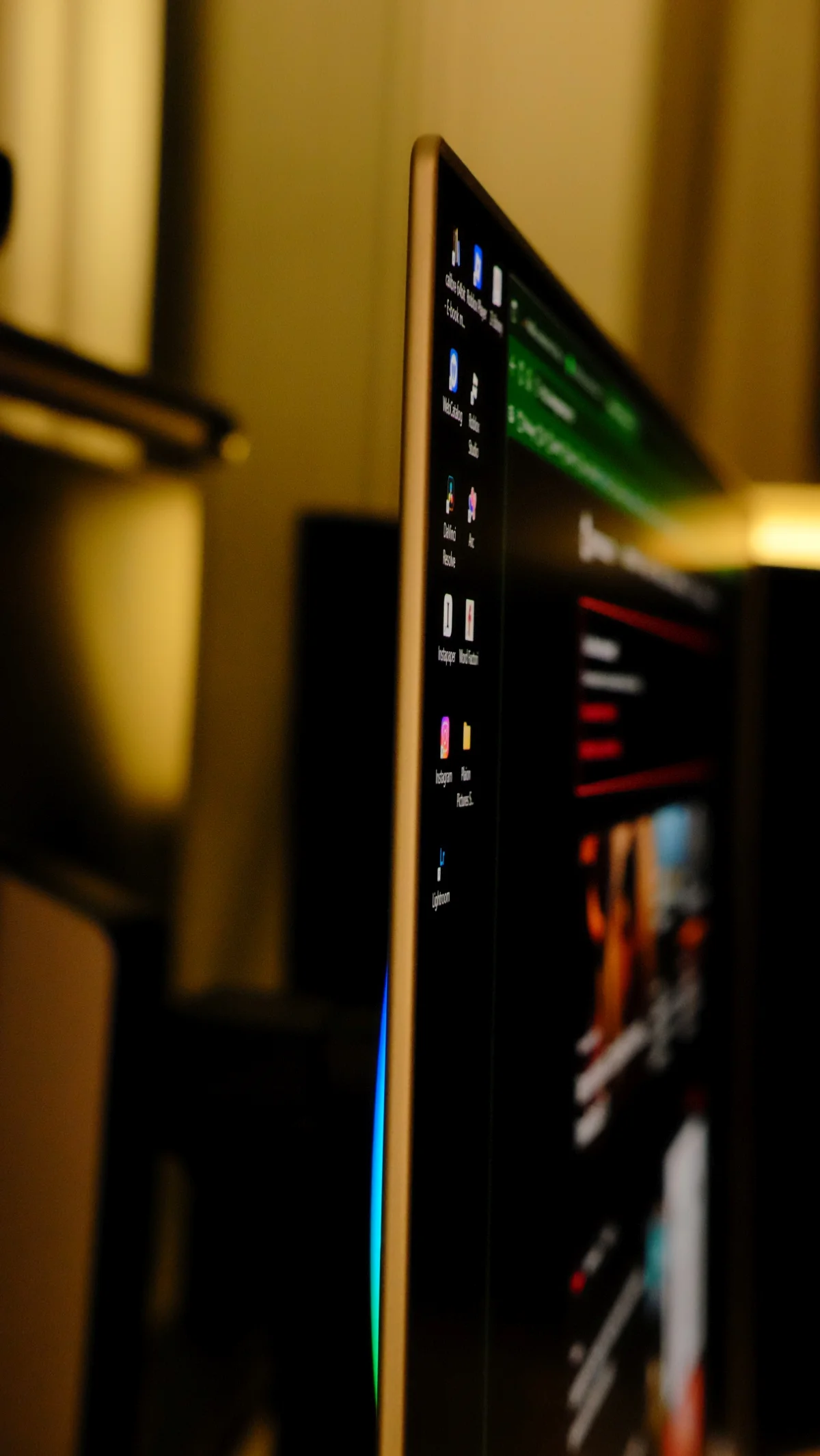 È difficile rendere l'idea di quanto è sottile questo monitor