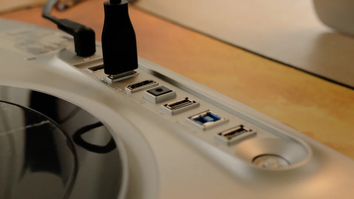 Il posteriore dello schermo offre una buona quantità di Input - Output