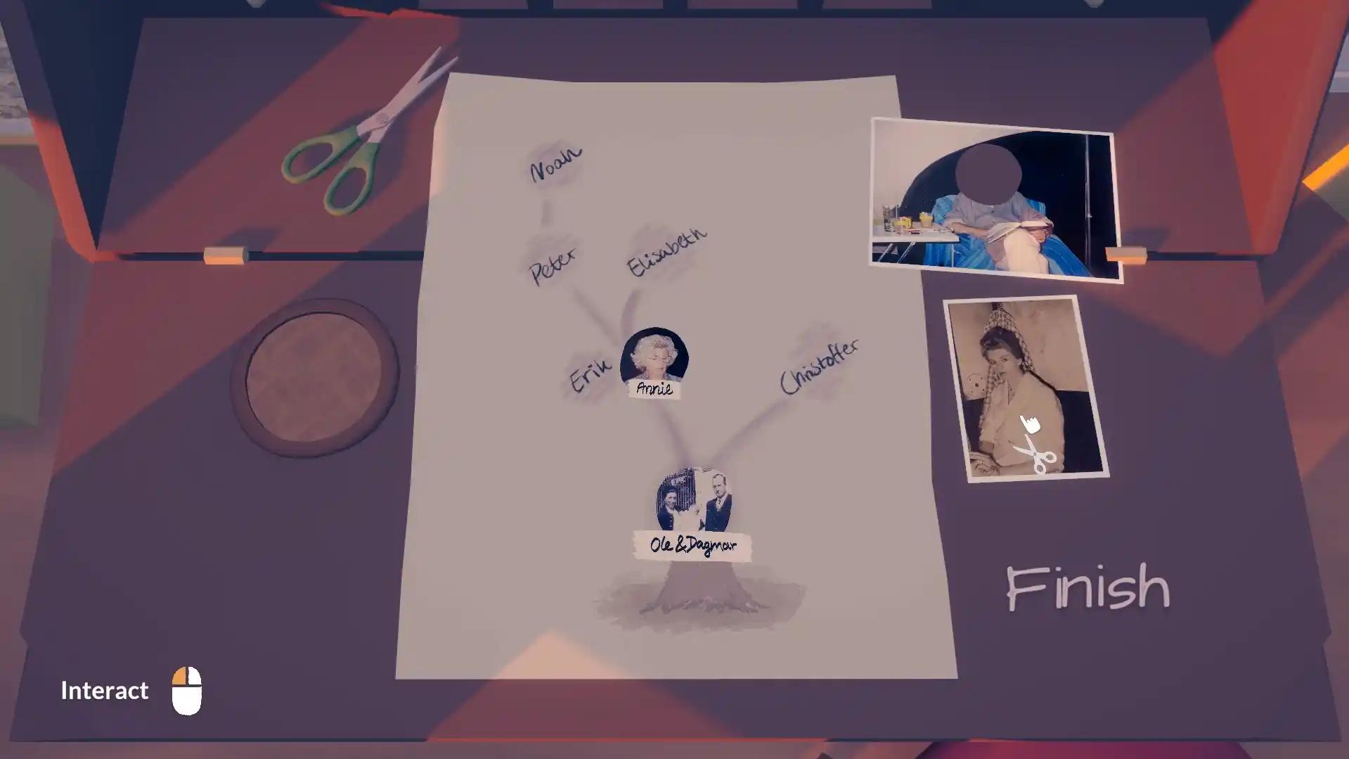 Screenshot di As Long as You’re Here che mostra un foglio con un albero genealogico incompleto, fotografie sparse e forbici su un tavolo.