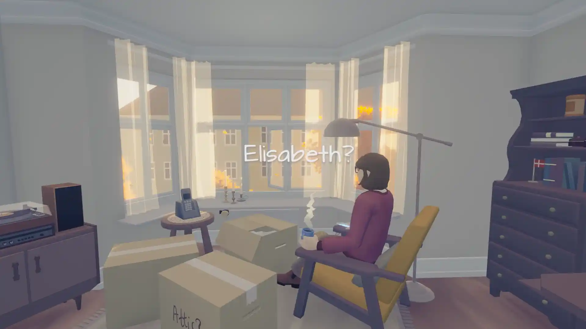 Screenshot di As Long as You’re Here che mostra un personaggio seduto in salotto tra scatole e mobili, con il testo “Elisabeth?” in sovrimpressione.