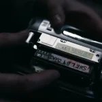 Shelby Oaks Una delle cassette registate dalla troupe del film