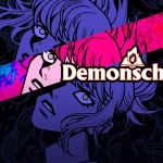 Artwork di Demonschool con due volti stilizzati in bianco e nero e fascia diagonale colorata con il logo del gioco.
