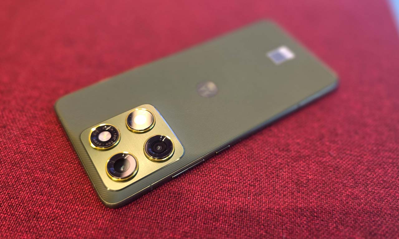 schermo e retro del nuovo motorola edge 70