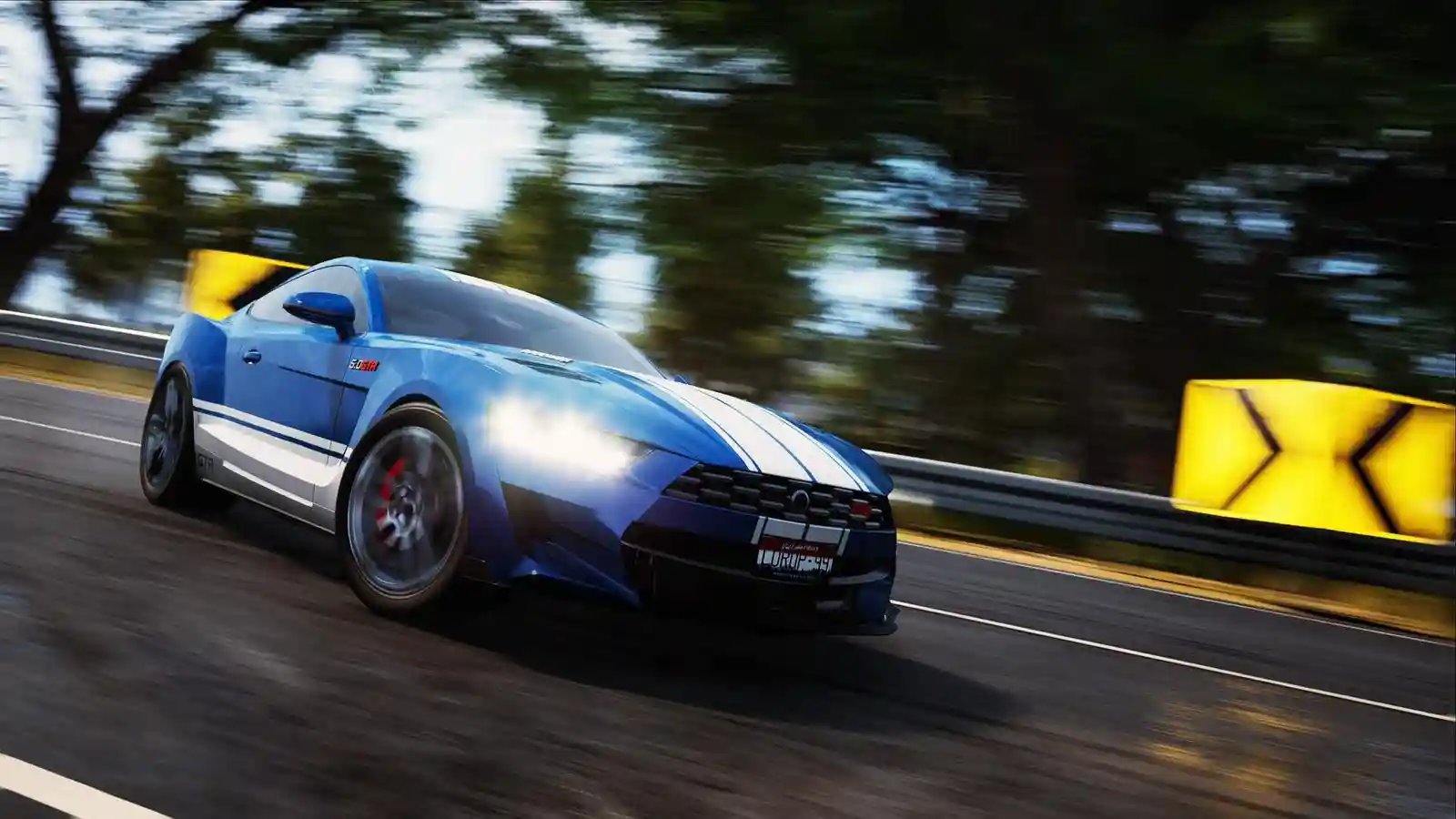 Auto blu in Wreckreation affronta una curva ad alta velocità su strada bagnata.