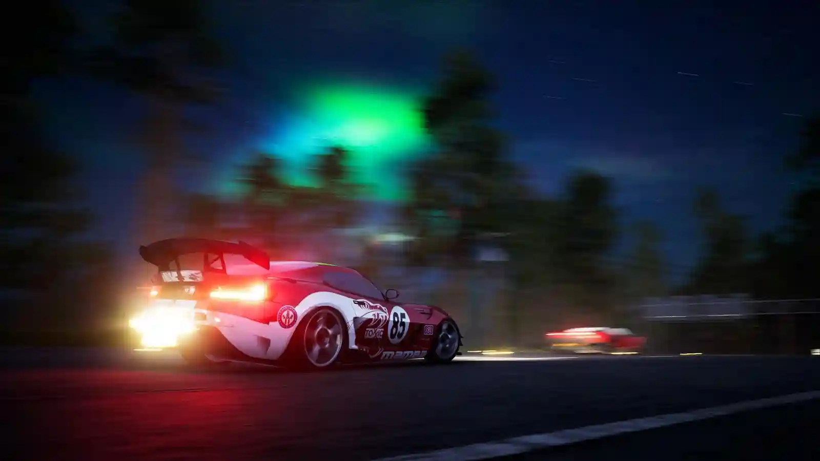 Auto da corsa in Wreckreation sfreccia di notte sotto le luci dell’aurora boreale.