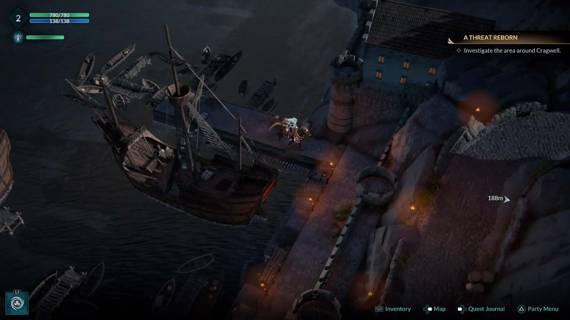 Visuale isometrica di Disciples: Domination con un personaggio che esplora un porto medievale illuminato da torce.