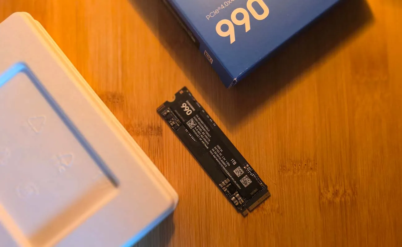SAMSUNG 990 fa centro SSD in lettura a +7000MB/s