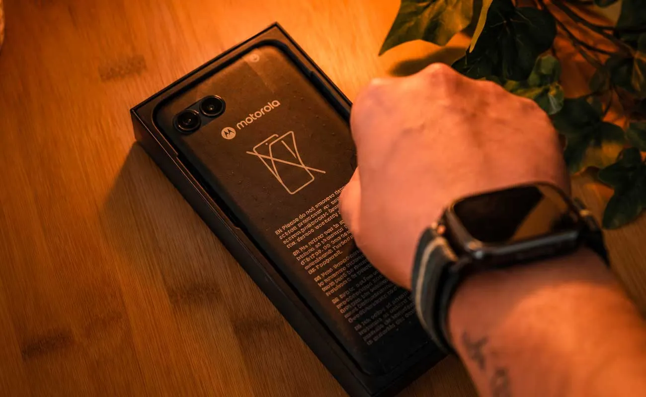 Unboxing motorola razr 70 smartphone andrea volpi