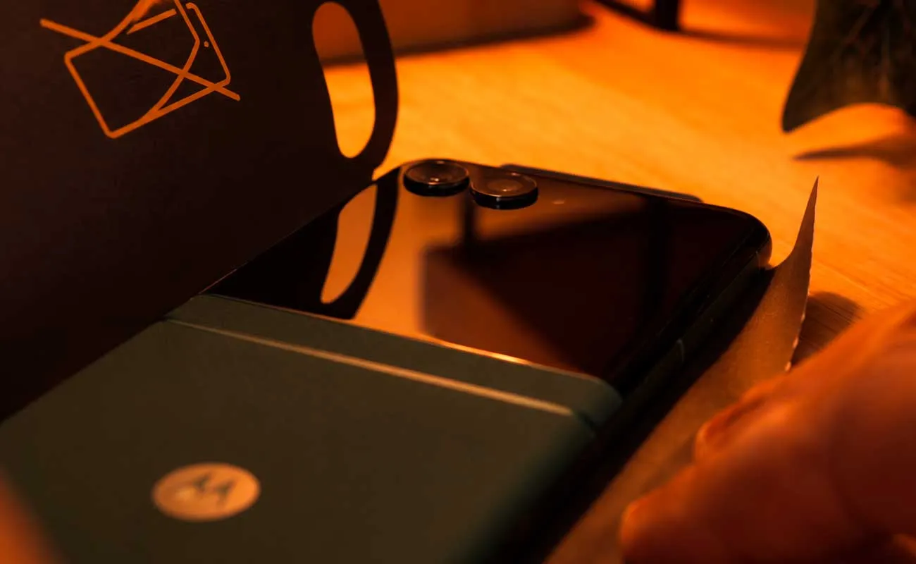 Unboxing motorola razr 70