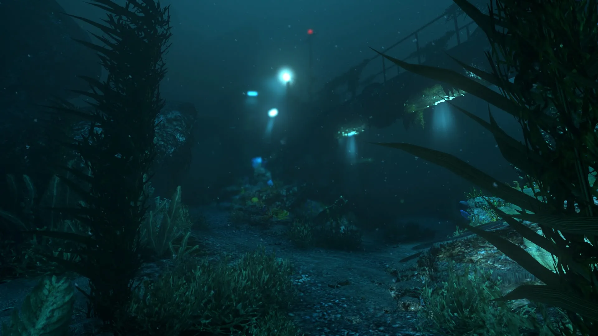 Un fondale sottomarino profondo e oscuro nel mondo di SOMA, con alta vegetazione marina scura in primo piano e una struttura sottomarina illuminata da luci blu e ciano in lontananza.