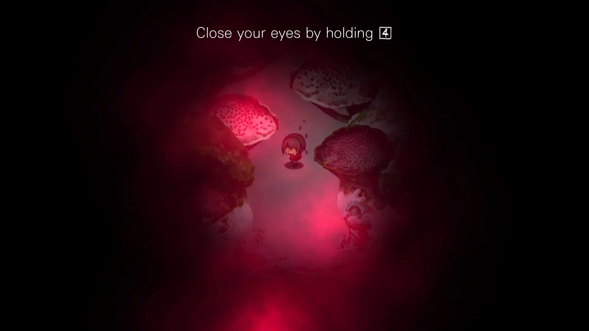Una scena di Yomawari: Lost in the Dark dove la protagonista, una bambina con vestito rosso, si copre il viso per la paura mentre cammina in un'area buia illuminata da enormi funghi luminosi rossi. Il testo dice 'Chiudi gli occhi tenendo premuto [4]'