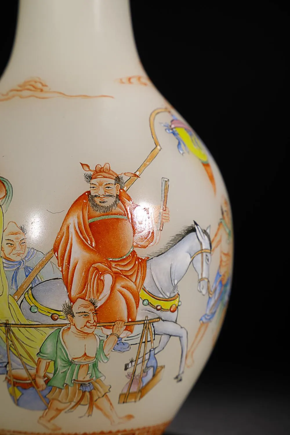 Dettaglio di un vaso in ceramica dipinta che mostra Zhong Kui a cavallo seguito dai suoi demoni servitori.