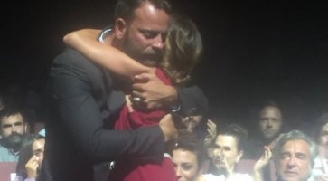 Il commovente abbraccio tra Ilaria Cucchi e Alessandro Borghi dopo la prima di Sulla Mia Pelle - immagine dell'articolo