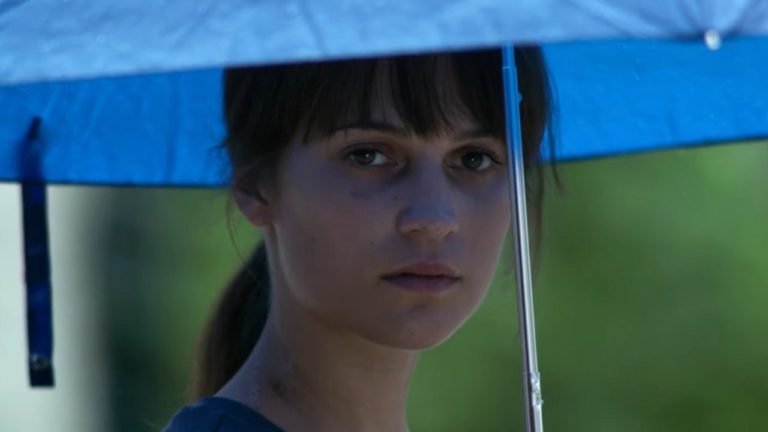 Dove la terra trema, il trailer del film con Alicia Vikander